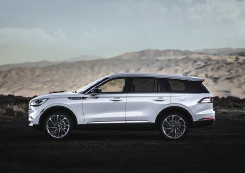A Lincoln Aviator® SUV is parked on a scenic mountain overlook | Buss Lincoln in McHenry IL