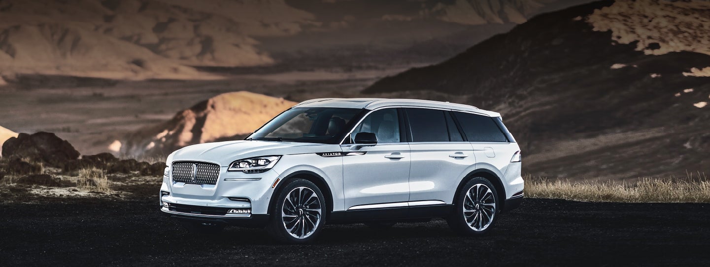 A 2024 Lincoln Aviator® SUV is parked at a mountain overlook | Buss Lincoln in McHenry IL