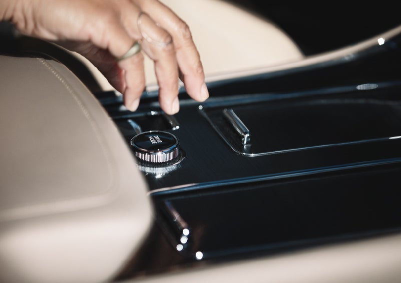A hand reaching for the Lincoln Drive Modes knob of a 2024 Lincoln Aviator® SUV | Buss Lincoln in McHenry IL