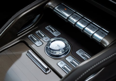 A crystal-inspired volume knob is shown in the center floor console of a 2024 Lincoln Nautilus® SUV. | Buss Lincoln in McHenry IL